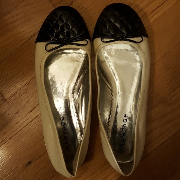 Black and white flats - Picture 1 of 4